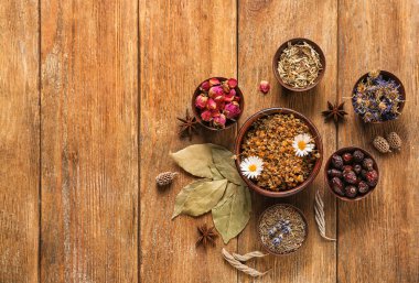 Ahşap masa üzerinde kurutulmuş çiçeklerle kase