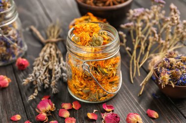 Koyu ahşap masa üzerinde kuru çiçekler