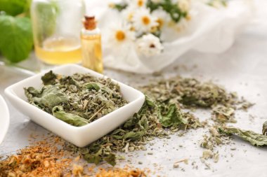 Aromatik kuru otlar üzerinde masa lambası ile kase