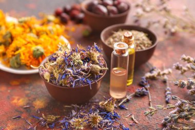 Kurutulmuş çiçeklerle aromatik esans renk tablosu üzerinde