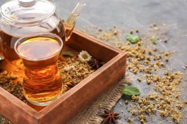 Ahşap kutusunda kurutulmuş papatya çiçeği ile sıcak çay