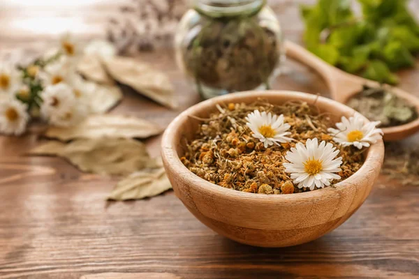 Schale Mit Getrockneten Kamillenblüten Auf Holztisch — Stockfoto