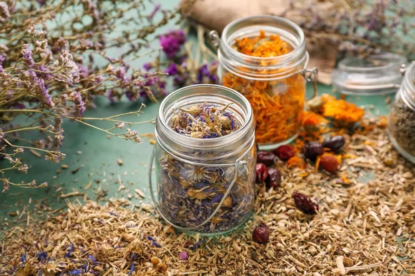 Vasi Con Erbe Aromatiche Essiccate Fiori Sulla Tavola Colori — Foto Stock