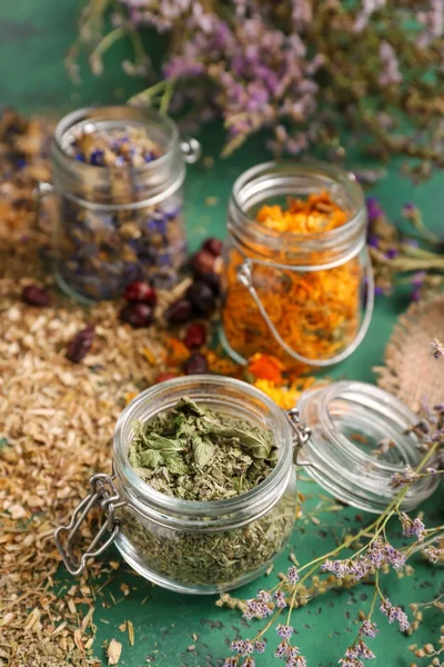 Vasi Con Erbe Aromatiche Essiccate Fiori Sulla Tavola Colori — Foto Stock