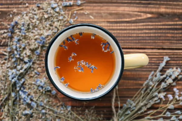 木桌上的热茶和干花金属杯 — 图库照片