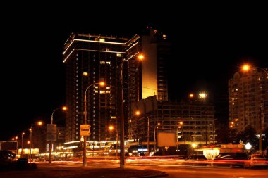 Aydınlanmış şehrin güzel manzarası