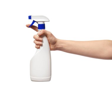 Beyaz arka plan üzerinde deterjan şişe tutan kadın