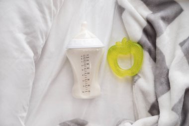 Bebek formülü teether yatakta ile besleme şişe