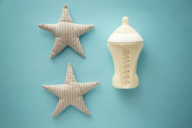 Bebek formülü oyuncaklar renk arka plan üzerinde ile besleme şişe