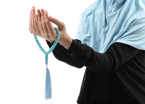 Mulher Muçulmana Com Contas Orando Fundo Branco — Fotografia de Stock