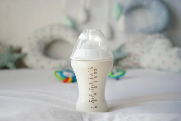 Feeding Bottle Baby Formula Bed — Stock Photo, Image