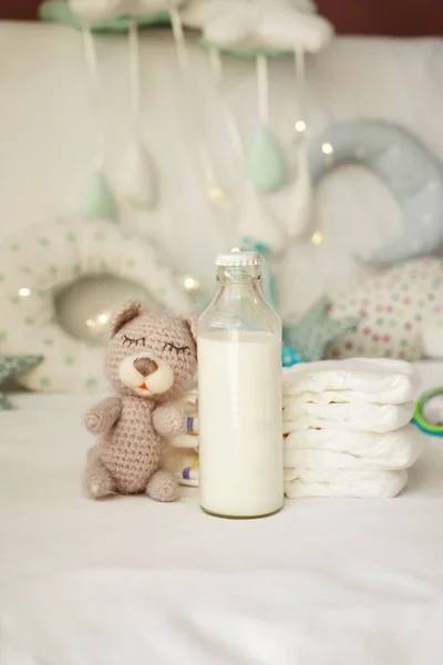 Fles Melk Met Bear Speelgoed Stapel Luiers Bed — Stockfoto