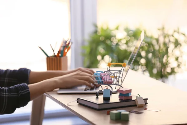 Woman Small Cart Using Laptop Wooden Table Online Shopping — Stock Photo, Image