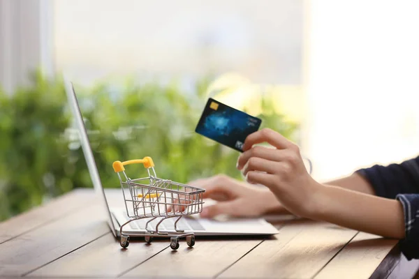 Woman Credit Card Small Cart Using Laptop Wooden Table Online — Stock Photo, Image