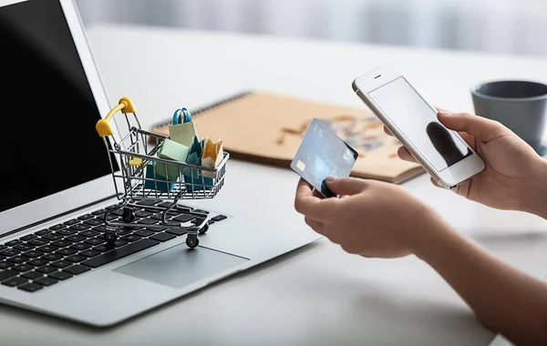 Woman Shopping Online Credit Card Mobile Phone Light Table — Stock Photo, Image