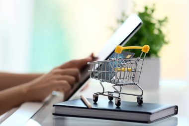 Kadın evde tablet Pc ile online alışveriş