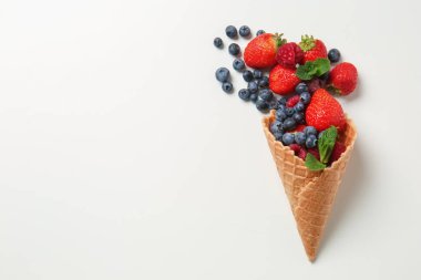 Beyaz arka planda lezzetli böğürtlenli waffle konisi