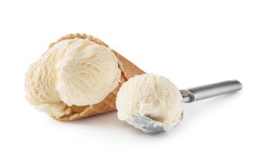 Koni waffle ve beyaz zemin üzerine lezzetli dondurma ile kepçe