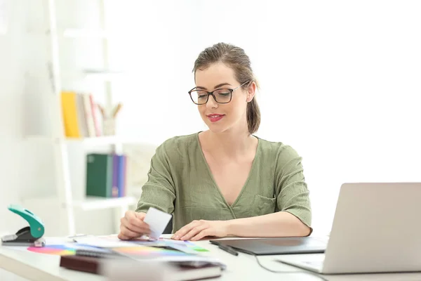 Vacker Ung Designer Som Arbetar Kontoret — Stockfoto