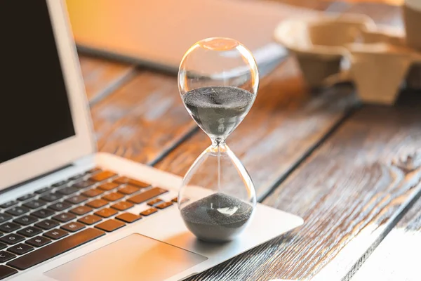 Hourglass Клавіатурі Ноутбука Концепція Управління Часом — стокове фото