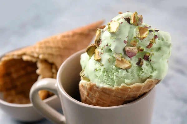 カップ クローズ アップでおいしいアイスクリームとワッフル コーン — ストック写真