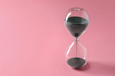 Renkli arka planda kum saati. Zaman yönetimi kavramı