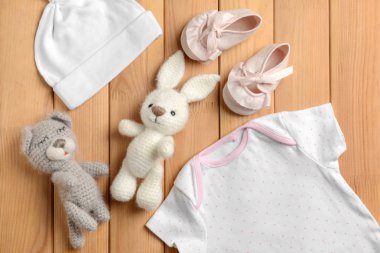Bebek Giyim ve oyuncak ahşap arka plan, düz yatıyordu