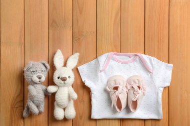 Bebek Giyim ve oyuncak ahşap arka plan, düz yatıyordu