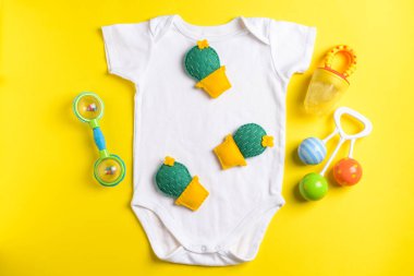 Bebek Giyim ve oyuncak renk arka plan, üstten görünüm