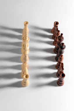 Beyaz arkaplanda satranç taşları