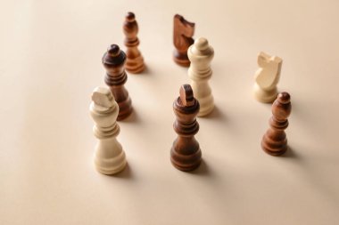 Renkli arkaplanda satranç taşları