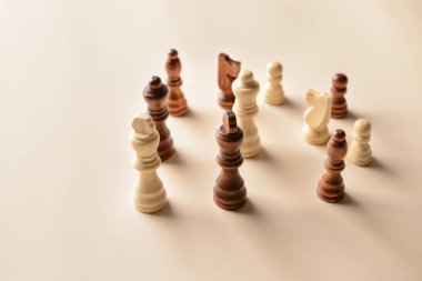 Renkli arkaplanda satranç taşları