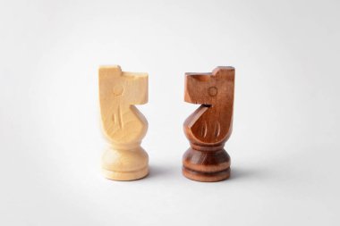 Hafif arkaplanda satranç taşları