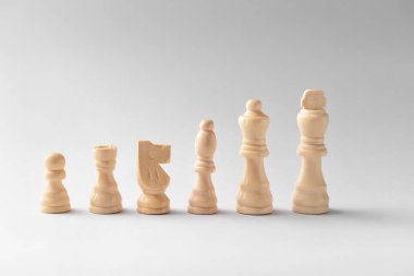 Hafif arkaplanda satranç taşları