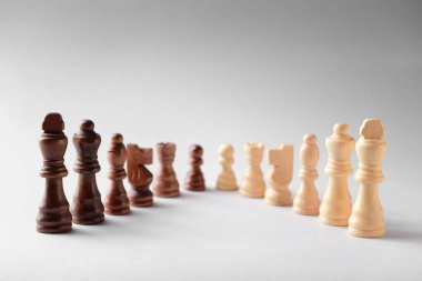 Hafif arkaplanda satranç taşları