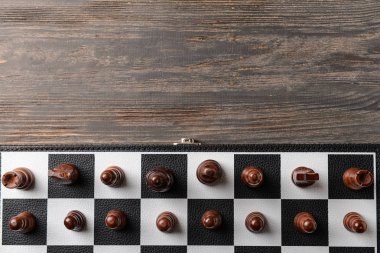 ahşap masa satranç oyunu