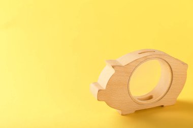 Renk arka plan üzerinde ahşap kumbara