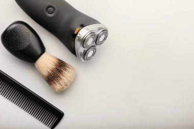 Beyaz arka planda erkekler için tıraş aksesuarlar