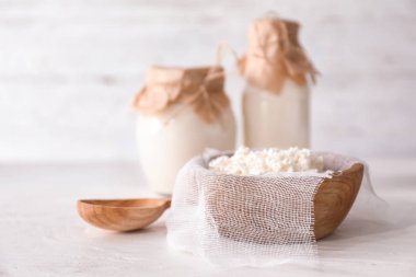 Işık tablosu üzerinde süzme peynir ile kase