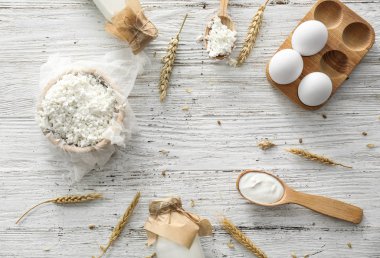 Hafif ahşap arka plan üzerinde farklı Süt ürünlerin çerçeve yaptı