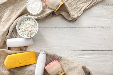 Hafif ahşap masa farklı süt ürünleri