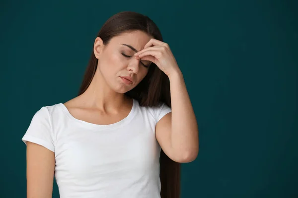 Frau Leidet Unter Kopfschmerzen Auf Farbigem Hintergrund — Stockfoto