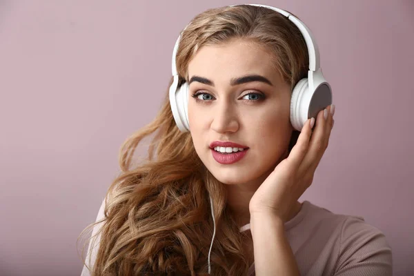 Hermosa Joven Escuchando Música Sobre Fondo Color — Foto de Stock