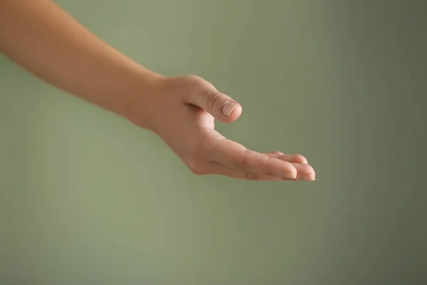 Donna Che Cerca Stretta Mano Sfondo Grigio — Foto Stock