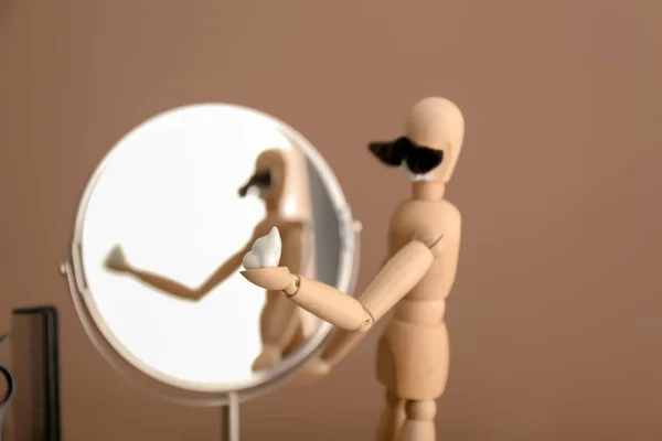 有趣的小人体模型与胡子和泡沫在镜子前 — 图库照片