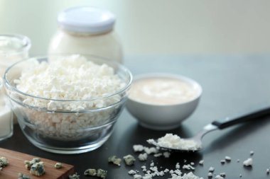 Karanlık tabloda süzme peynir ile kase