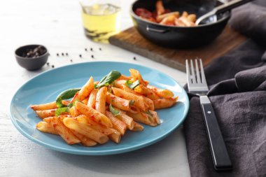 Tabakta domates soslu lezzetli penne makarna