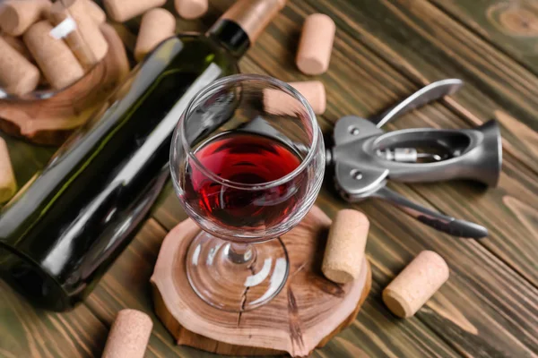 Copo Vinho Tinto Suporte Madeira — Fotografia de Stock