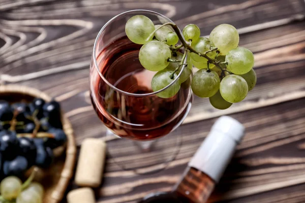 Copo Vinho Tinto Com Uvas Frescas Mesa Madeira — Fotografia de Stock