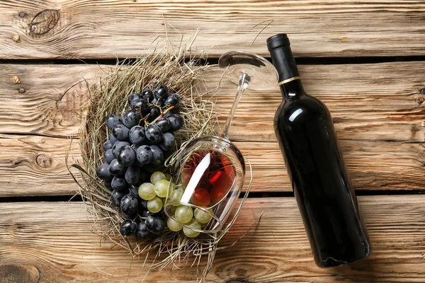 Glass Bottle Red Wine Fresh Grapes Wooden Table — Stock Photo, Image